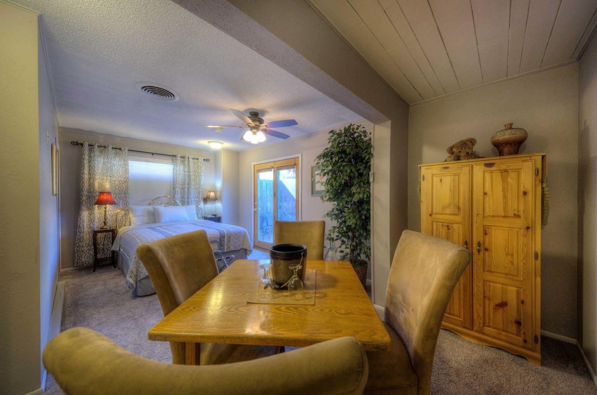 Black Forest Inn Bed & Breakfast Rapid City Extérieur photo