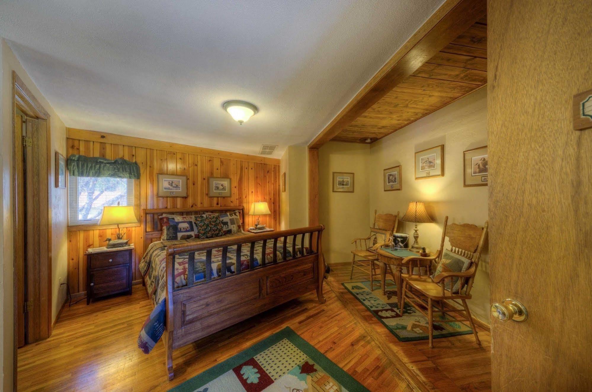 Black Forest Inn Bed & Breakfast Rapid City Extérieur photo