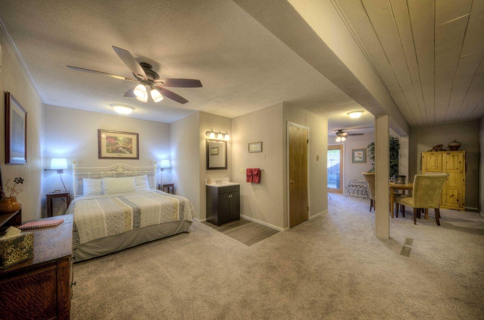 Black Forest Inn Bed & Breakfast Rapid City Extérieur photo